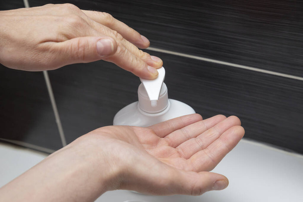 Vrouw die handen wast met zeep. Een onherkenbaar vrouwtje dat laat zien hoe je je handen goed moet wassen. Coronavirus of COVID-19 preventie - Foto, afbeelding