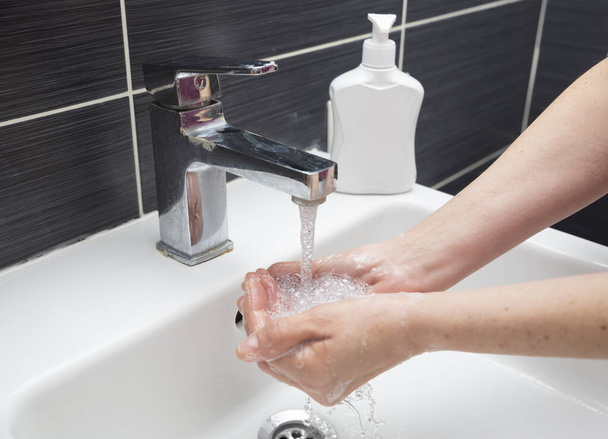 石鹸で手を洗う女性。正しく手を洗う方法を示す認識できない女性。コロナウイルスまたはCOVID-19予防 - 写真・画像