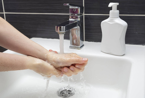 Kobieta myje ręce mydłem. Nierozpoznawalna kobieta pokazująca jak prawidłowo myć ręce. Zapobieganie koronawirusowi lub COVID-19 - Zdjęcie, obraz