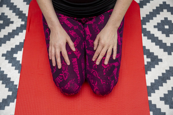 Krásná mladá žena cvičit jógu doma - Fotografie, Obrázek