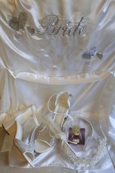 花嫁の朝、白い絹のドレッシングガウンを着た女性 - 写真・画像