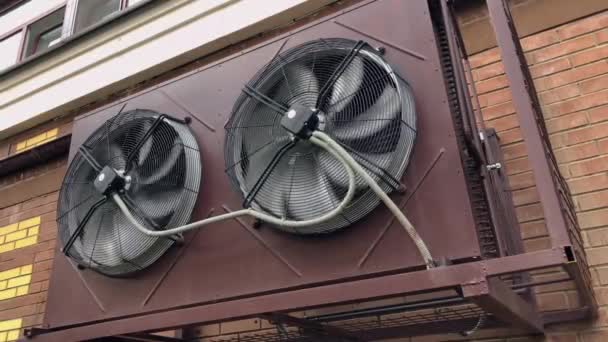 Ventiladores rotativos externos para el sistema de aire acondicionado exterior del edificio
 - Metraje, vídeo