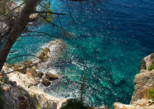 rocky cliff above the blue sea - Foto, afbeelding