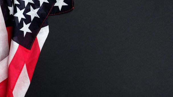 Bandera americana sobre fondo negro. maqueta de banner para el Día de los Caídos o el 4 de Julio Día de la Independencia en Estados Unidos
. - Foto, imagen
