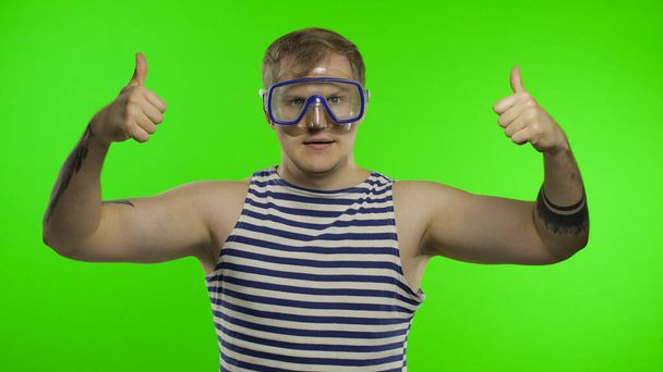 Homme émotionnel touriste en masque sous-marin, chemise marin rayée sur clé chromatique
 - Photo, image