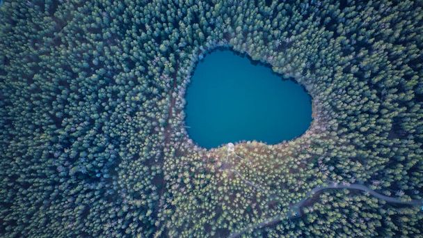 Widok z powietrza na jezioro Devil Lake Velnezers, Cortoks lub Chortock Lake. Przejrzyste jezioro Velnezers jest 17 metrów głębokości i znajduje się Latgale Aglona, Łotwa . - Zdjęcie, obraz