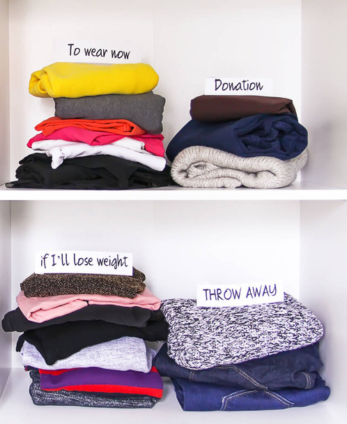 Сортировка одежды в домашнем шкафу для ношения и выбрасывания на белом фоне полки. Чтобы носить сейчас, если я буду терять вес, пожертвования и выбросить бумажные заметки
 - Фото, изображение