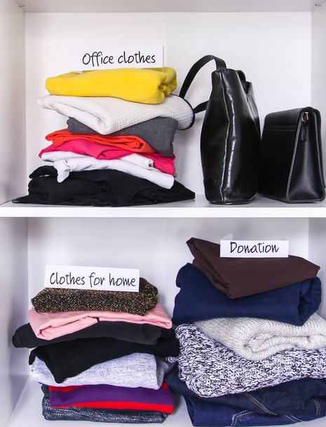 Oblečení a příslušenství třídění v domácí skříni na bílém polici pozadí. Kancelářské oděvy, oblečení pro domácnost, Darovací papírové poznámky - Fotografie, Obrázek