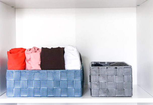 Kolorowe ubrania pionowe przechowywanie w szafie domu. - Zdjęcie, obraz
