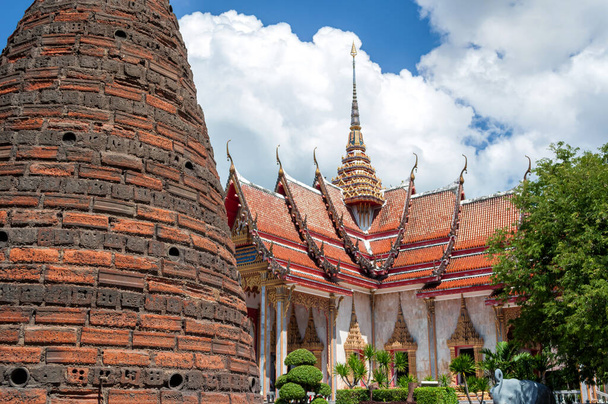 Φούρνος κροτίδα τούβλο σε ένα βουδιστικό ναό, Πουκέτ, Ταϊλάνδη. - Φωτογραφία, εικόνα