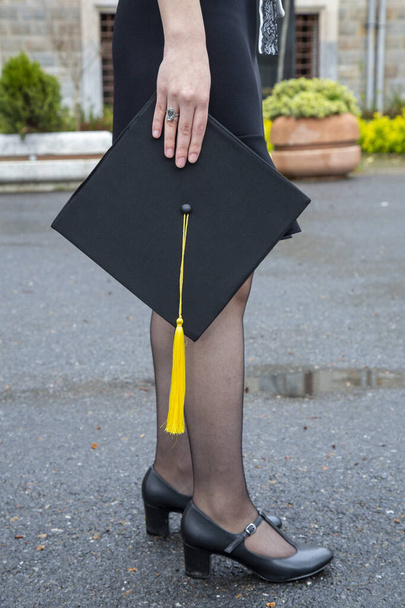 Graduierung. Studentin hält Hand in Hüte - Foto, Bild