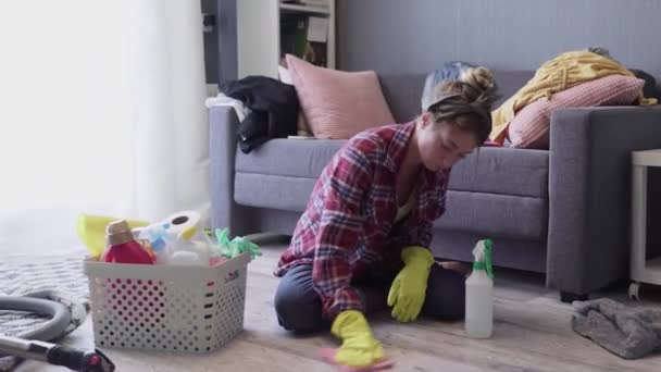 Žena v domácnosti čistí podlahu speciálním čisticím prostředkem. - Záběry, video