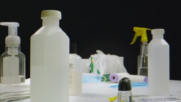 Macro shot di termometro, guanti, maschera e disinfettanti
 - Filmati, video