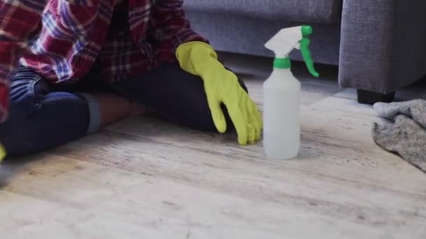 Donna irriconoscibile pulisce il pavimento con detergente speciale
. - Filmati, video