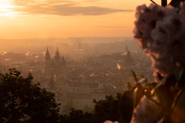 Luftaufnahme vom Sonnenaufgang in Prag. Reisekonzept, Tschechien - Foto, Bild