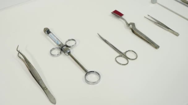 Instrumentos dentales en gabinete dental. Primer plano de los instrumentos médicos
 - Metraje, vídeo
