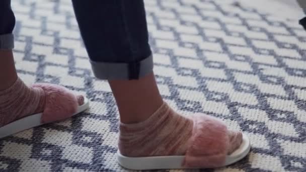 Mujer joven usando una aspiradora para limpiar la alfombra
 - Metraje, vídeo