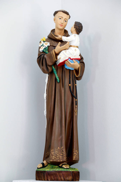 святой Антоний Лиссабонский или святой Антоний де Падуа и младенец Иисус католическая церковь изображения - Фото, изображение