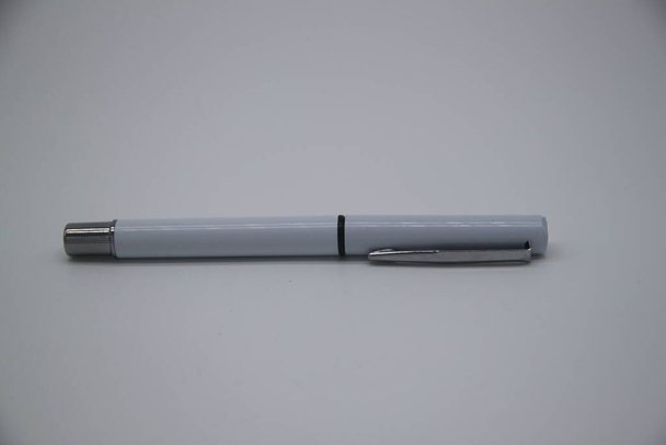 λευκό μαρκαδόρο στυλό με μαύρο μελάνι και λεπτό σημείο - Φωτογραφία, εικόνα