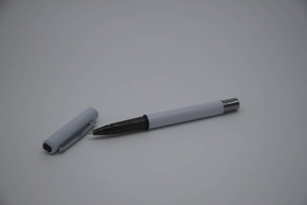 Siyah mürekkep ve ince noktalı beyaz kalem. - Fotoğraf, Görsel