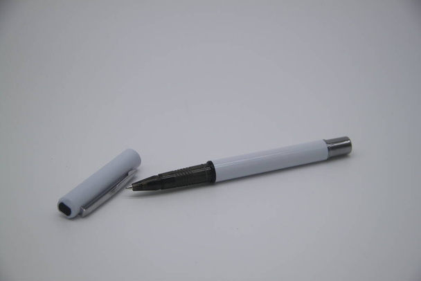 caneta marcador branca com tinta preta e ponto fino
 - Foto, Imagem