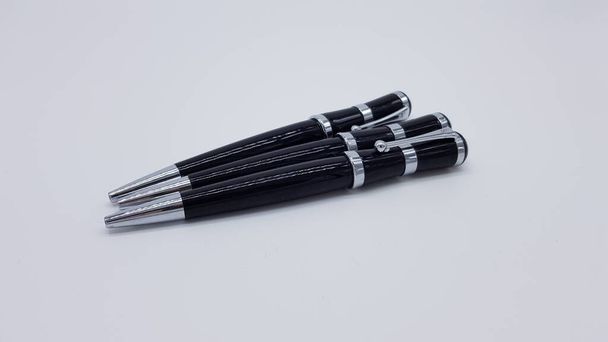 black and silver pens - 写真・画像