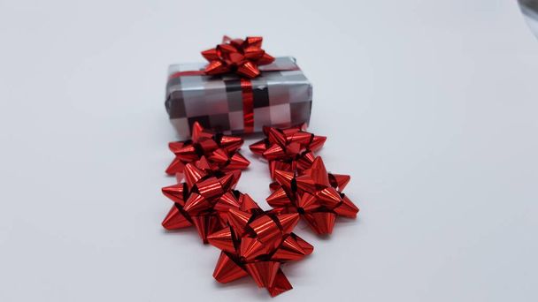 caja de regalo con cinta roja - Foto, imagen