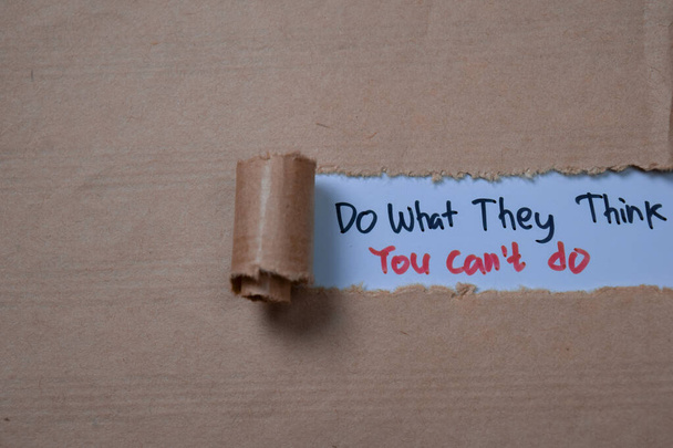 Yırtık kağıda yazılmış "Yapamayacağını düşündüklerini yap".. - Fotoğraf, Görsel