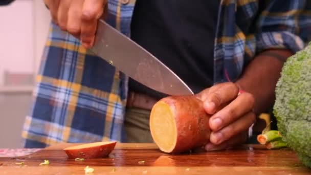 Osoba připravuje zdravé jídlo s organickou zeleninou doma - Záběry, video
