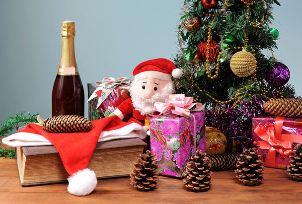 χριστουγεννιάτικο δέντρο στολισμένο με μπουκάλι κρασί - Φωτογραφία, εικόνα