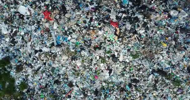 Σκουπίδια βουνού, μεγάλες στοίβες σκουπιδιών, υποβαθμισμένα σκουπίδια. Σωρός από βρώμα και τοξικά υπολείμματα. Αυτά τα σκουπίδια προέρχονται από αστικές περιοχές, βιομηχανικές περιοχές. Η κοινωνία των καταναλωτών προκαλεί τεράστια απόβλητα. Δεν μπορεί να απαλλαγεί από - Πλάνα, βίντεο