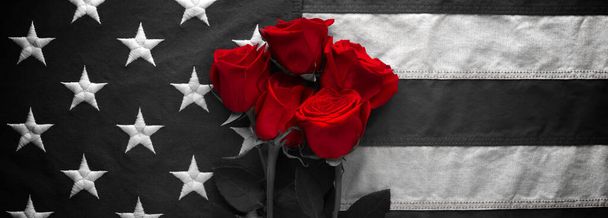 Чёрно-белый американский флаг с красными розами
 - Фото, изображение