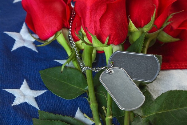 Американский флаг с розами и пустыми военными жетонами - Фото, изображение