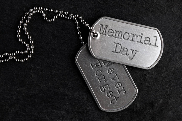Régi és kopott katonai dögcédulák - Memorial Day, Never Forget - Fotó, kép