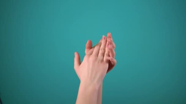 Χέρια παλαμάκια, απομονωμένα στο φόντο χρώμα, χειροκροτήματα - Πλάνα, βίντεο