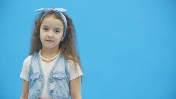 4k slowmotion closeup video where girl touching her pinup on hair. - Video, Çekim