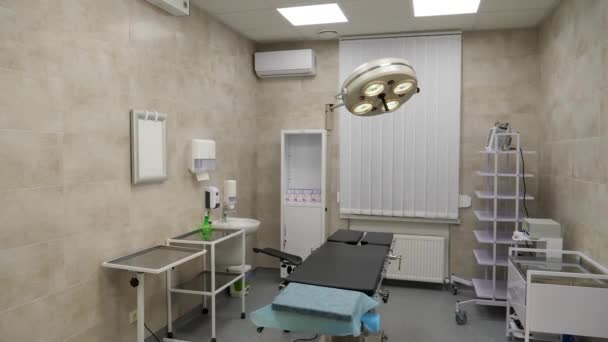 lampa medyczna na sali operacyjnej - Materiał filmowy, wideo