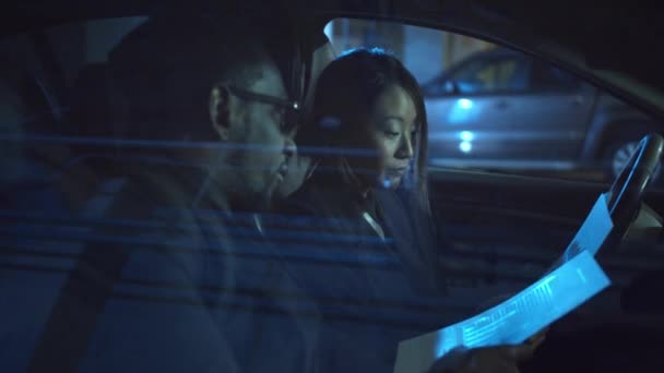 Man en vrouw bespreken zaken in de auto. Middelmatige close-up - Video