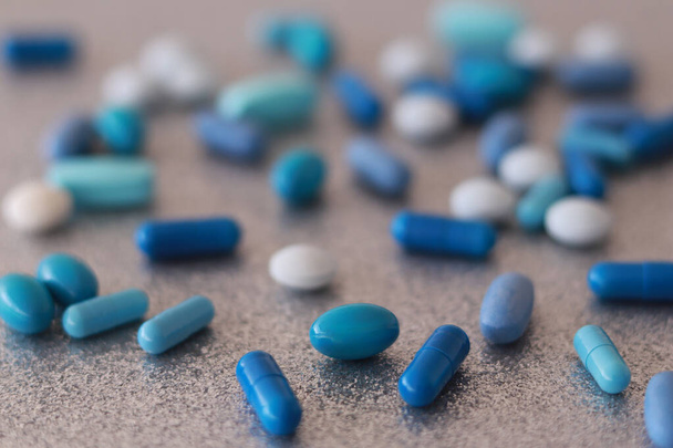 Πολλά μπλε χάπια, κάψουλες και δισκία σε επιλεκτική εστίαση - Φωτογραφία, εικόνα