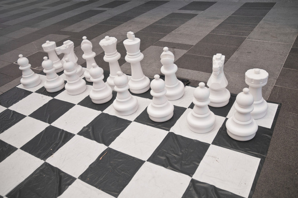 Ensemble de grandes figures d'échecs blanches
 - Photo, image