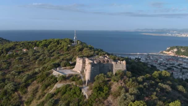 Mont Alban linnoituksen lennokki materiaalia merinäköalalla. Nice Ranskassa antenni 4K silmäkuopan laukaus
 - Materiaali, video