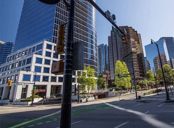 Vancouver, BC, Canada, May 8th, 2020, empty popular tourist destination port of Vancouver, quarantined centre due to COVID19, a one of the busiest streets of downtown - Foto, afbeelding