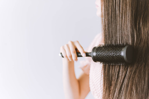  Young Woman Brushing Her Long Hair With Comb.  - Fotoğraf, Görsel
