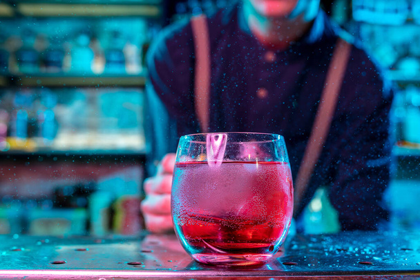 Primer plano de cóctel alcohólico, bebida, bebida en luz de neón multicolor
 - Foto, imagen