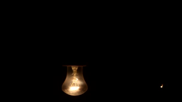 タングステンフィラメントと古い白熱灯。電球の閉まり. - 映像、動画