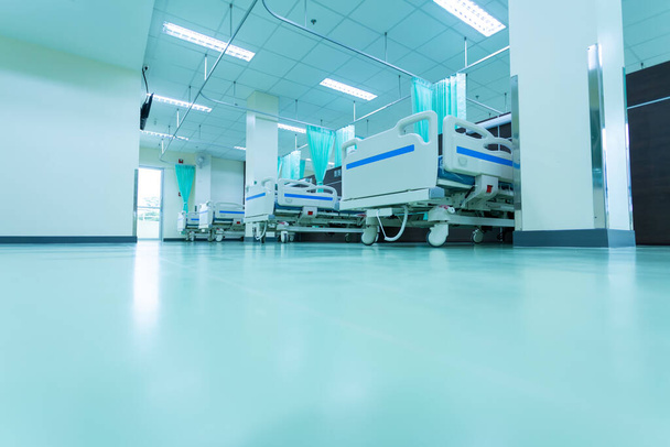 Азиатская больничная палата с больничными койками и комфортабельным медицинским оборудованием в современной больнице
. - Фото, изображение