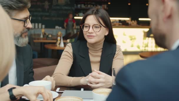 Allegro giovane signora parlando con i partner commerciali durante i colloqui in ristorante
 - Filmati, video