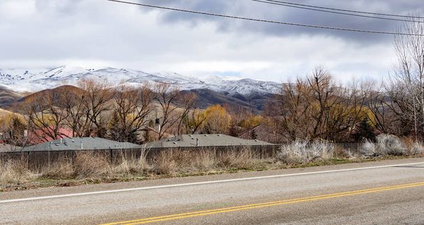 Zicht op de besneeuwde bergen vanuit Boise, Idaho USA, 30 maart 2020 - Foto, afbeelding