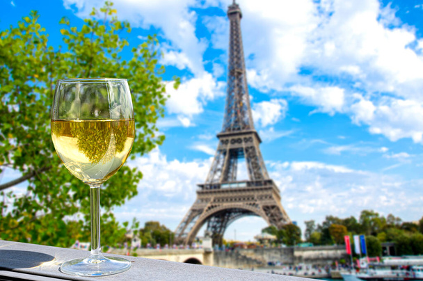 Üveg fehér bor Eiffel torony kilátással Párizsban, Franciaországban - Fotó, kép