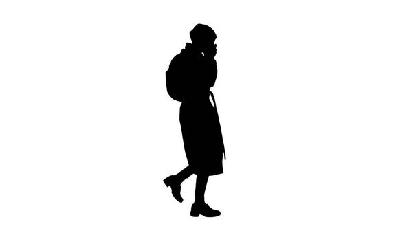 Silhouette Frau mit Rucksack in Outdoor-Kleidung geht und hustet. - Foto, Bild
